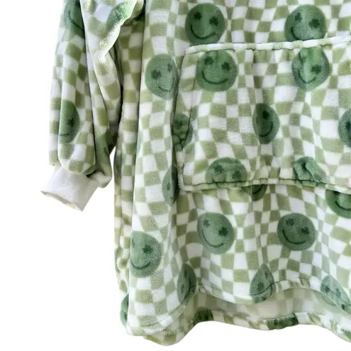 Throwzy by Marlo Lorenz Green Smiley Face Hooded Blanket Unisex One Size Size undefined