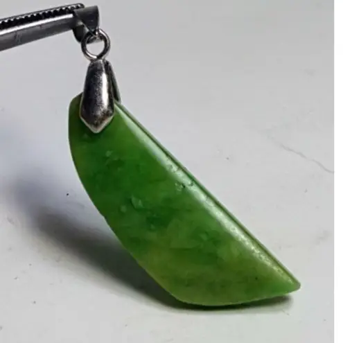 Vintage Pea Pod (looking) Sterling Silver Jade Pendent Green