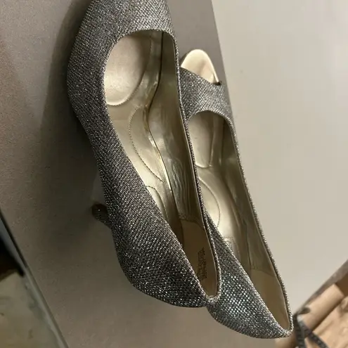 Bandolino Heels Shimmering Gold Peep-Toe Heels 9M light usage see pictures
