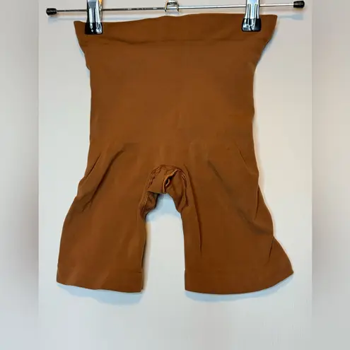 SKIMS NWOT SEAMLESS SCULPT MID THIGH SHORT