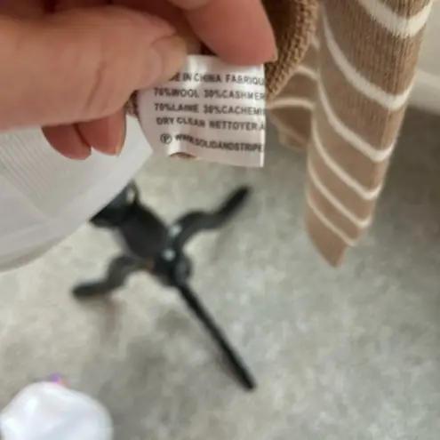 Solid & Striped NWT  The Lowell Wool/Cashmere Low V-neck Sweater, Size Large - Image 9