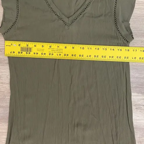 Ellen Tracy Caper Green V-Neck Crepe Material with Crochet Detail Blouse Medium