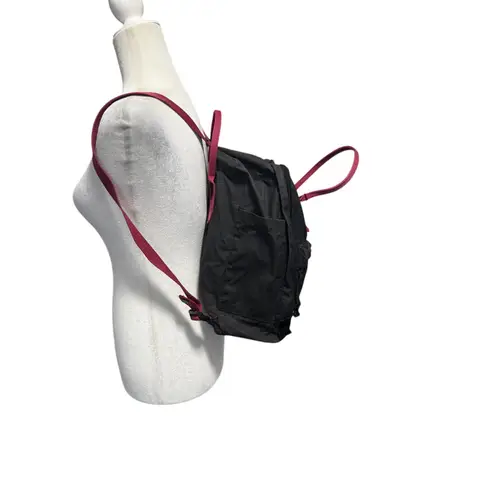 Fjällräven Kånken Classic Backpack Black with Red Handles & Straps – 14” x 10”