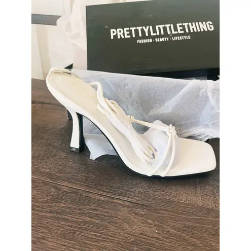 Pretty Little Thing NIB  White Square Toe Sandals Block Heel Size 9 Clean Girl