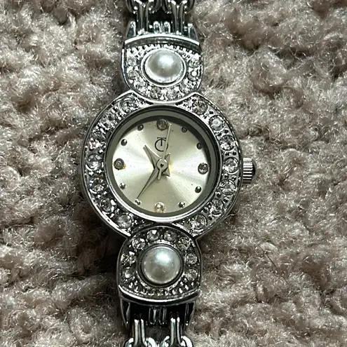 Women’s vintage silver stainless steel diamond/pearl bracelet watch one size