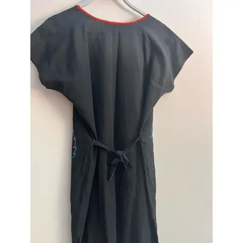 Handmade Authentic Mexican
Embroidered Oaxacan Floral
Midi Dress Size: Medium