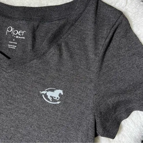 Piper by SmartPak Gray V-Neck Short Sleeve T-Shirt