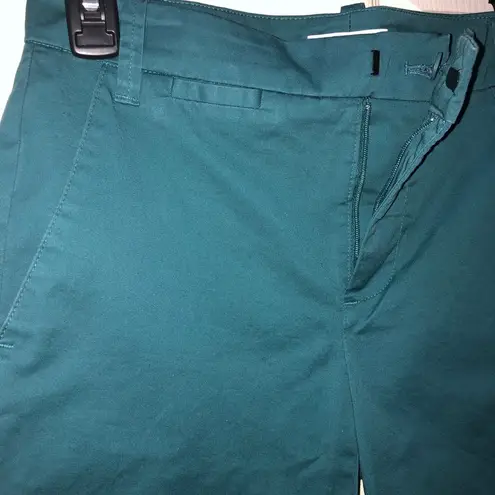 Vince NEW  Bermuda Shorts. Size 2