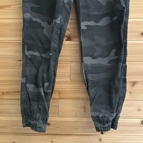 Tna Aritzia Size XSmall Dark Camo Camouflage Print Jogger Pants Gray