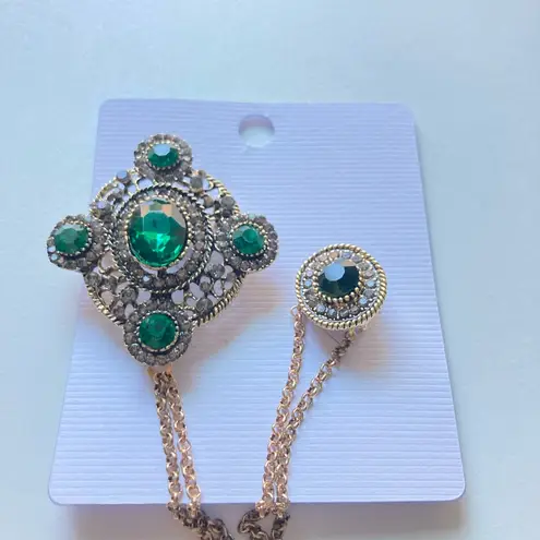 Vintage Baroque Green Crystal Brooch with Chain – Elegant Imitation Gem Pin