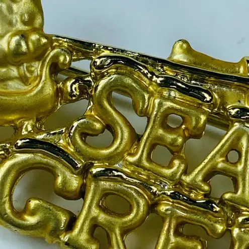 AJC Christmas Santa Sleigh Reindeer Seasons Greetings Pin Brooch Gold Tone