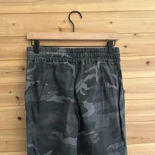 Tna Aritzia Size XSmall Dark Camo Camouflage Print Jogger Pants Gray