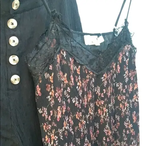 New Everleigh Lace Trim Floral V