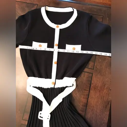 Black and White Stretch Sweater Dress with Pleated Skirt Sz M Size M