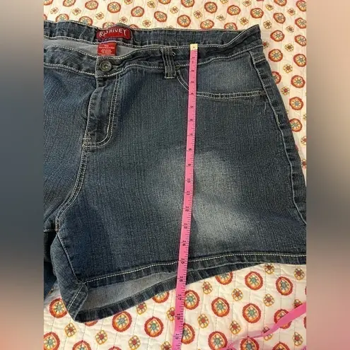 Red Rivet Embroidered Back Pocket Size 26W Jean Shorts Blue