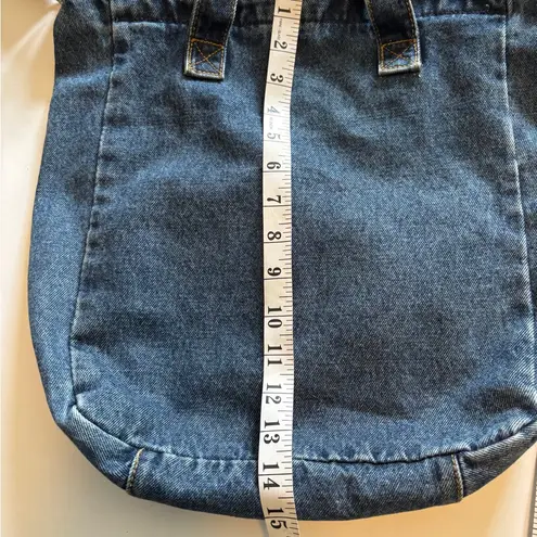 BLUE JEAN TOTE / HANDBAG
HANDLES AND CROSSBODY STRAP FUN AND FABULOUS CHIC TOO