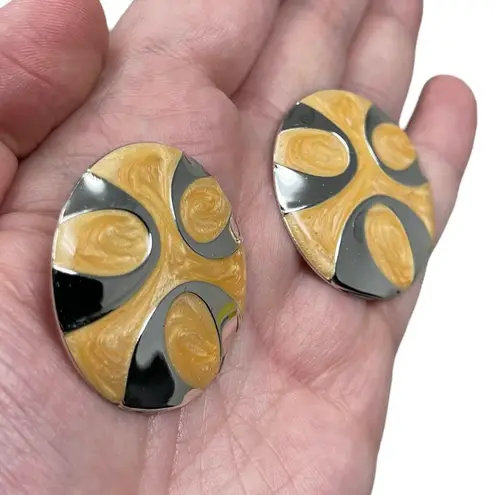 Vintage Unsigned Silver Tone Tan Enamel Swirl Round Post Earrings Retro 80s 90s