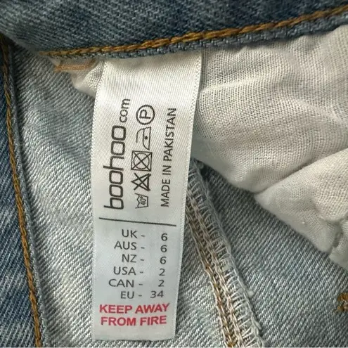 Boohoo  Mom Jeans Light Wash High Rise Relaxed Fit  Mom Jeans Size 2 NEW