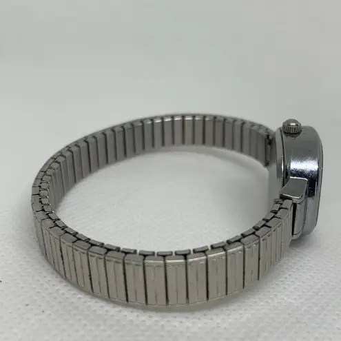 Women quartz analog watch silver tone 22mm oval stretch band size 7” running