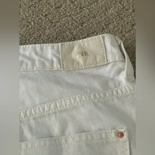 ZARA High Rise White Raw Hem Straight Leg Jean Size 10 Bin 265