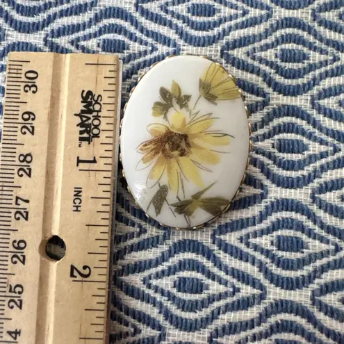 Vintage Acrylic Floral Porcelain White Yellow DaisyFlower Brooch Gold Frame Oval