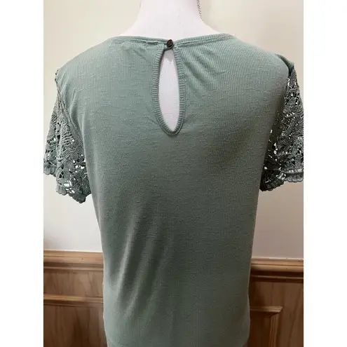 Jolt  Pullover Top ~ Crochet Top & Sleeves ~ Size Medium ~ Light Green