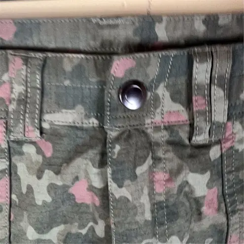 Title Nine NWT Big B 4” Wailea Camo Women's Utility Shorts Size 2 Zip Pockets