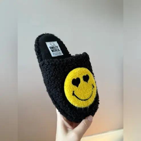 Smiley World Women’s Black Smiley Face Fuzzy Slippers Size 5/6