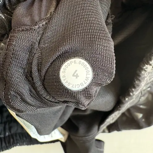 Lululemon Hotty Hot Short II *Tall 4" Manifesto
20YR Manifesto foil black/Black Black