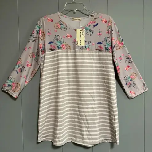 Southern Stitch NWT  Gray Tunic Dreamcatcher Top / Sleeves Stripe Body Size Small