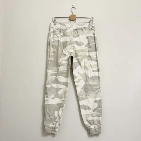 TNA Aritzia Alix Jogger Pants in White Camo Size Medium Green