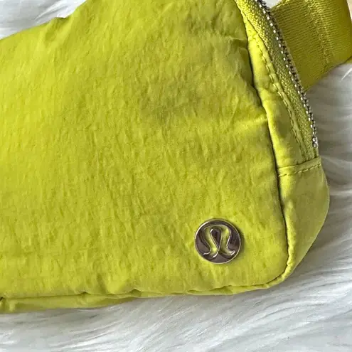  ATHLETICA | Lululemon Everywhere Belt Bag Yellow Serpentine | 1L