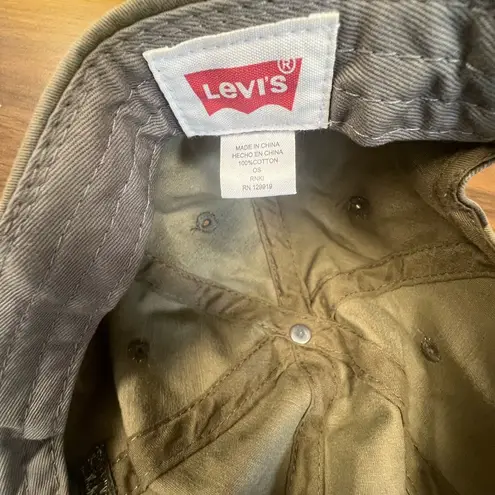 Levi's Levi’s camo hat.