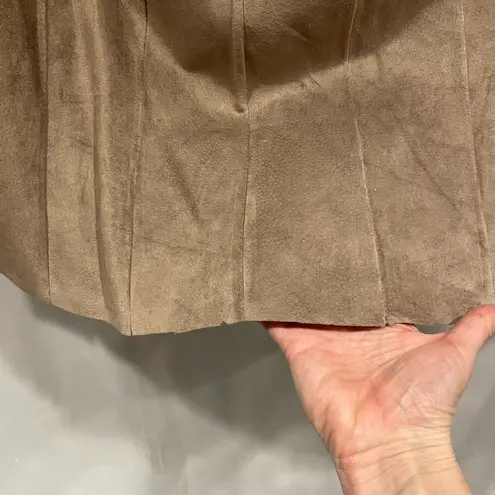 Adrienne Vittadini 90’s-Y2K tan suede pleated mini skirt raw hem schoolgirl