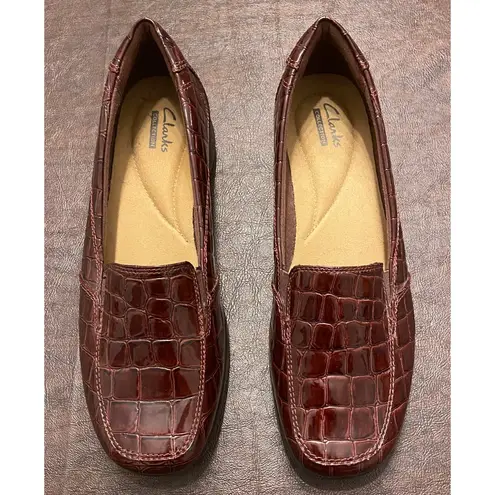 Clarks Collection Maroon Croc Embossed Patent Loafers 7M Comfort Slip