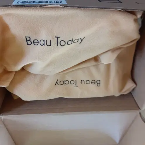 Beau Today Women's Chunky Sneaker, color Beige, size 8.5, NWT Silver