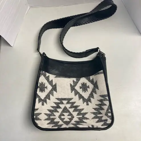 JEN & CO. Women’s Chloe Aztec Crossbody Black & Cream 11X3.5X12 Fiesta Black