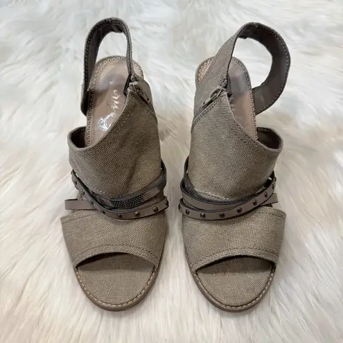 Very G Women’s Neutral Jamison Side Zip Wedge Sandals Size 10