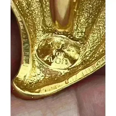 KJL Kenneth Jay Lane Avon Gold Tone Rhinestone Seashell Scarf C:lip / Extender