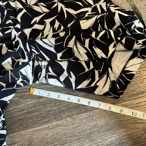 Mario Serrani Women’s Black & White Leaf Print Long Shorts Size 16