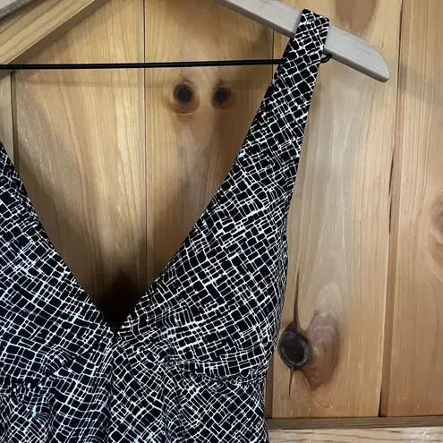 Jaclyn Smith Woman's Black And White Size 12 Tankini Swim Top Padded Bra Area