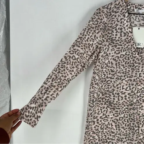 DR2 Soft Pink Gray Leopard Print Chiffon V