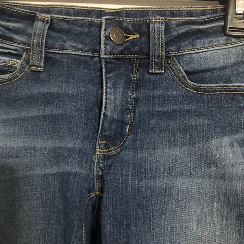 Time and Tru Bermuda women’s size 4 jean shorts mid rise medium wash Blue