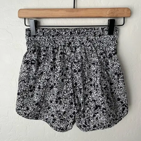 Lululemon  tracker shorts black patterned 4