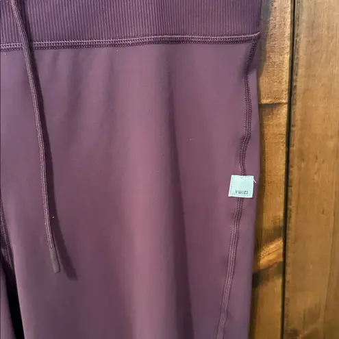 Vuori Daily Jogger in Burgundy Size Large VW418 Red