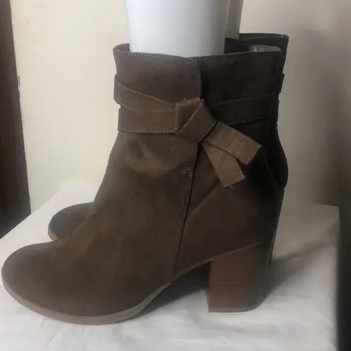 American Eagle  brown suede zip up chunky heel strappy boots size 7.5​