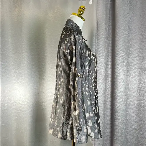 HILTON HOLLIS Gray Patterned Button