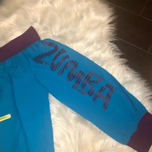 Zumba Fitness retro up/down cargo capri sz small Purple