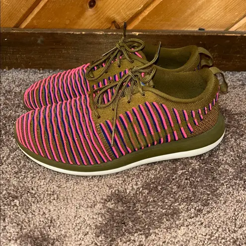Nike  Roshe Two Flyknit "Olive Flak" sneakers with pink blast stripes