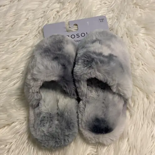 Aerosoles Women’s Slippers size 8-9 Large size so fluffy and beautiful color gray /silver